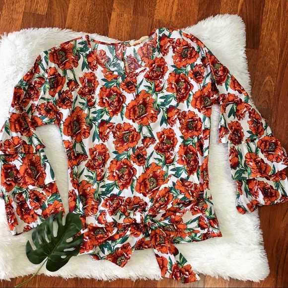 Solitaire Tops - 5/$25✨Solitaire Floral Ruffle Sleeve Blouse